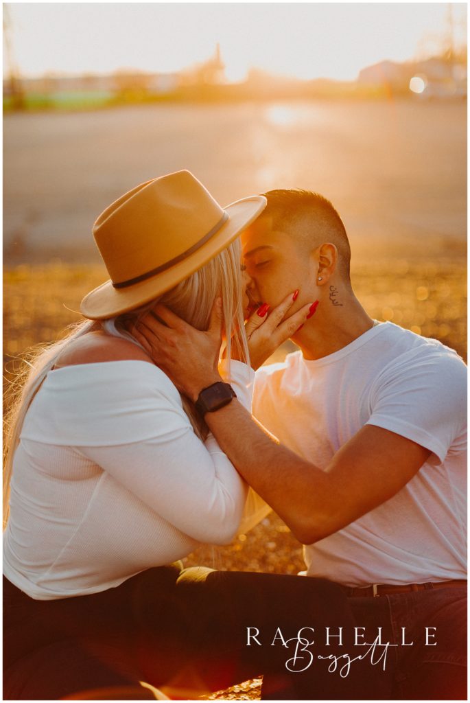 engagement session sunset kiss